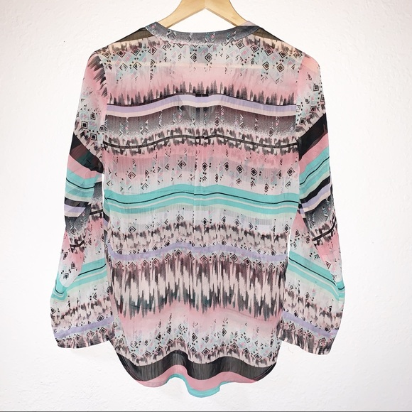 About A Girl Sheer 1/2 Button Geometric Print Top - Picture 6 of 6